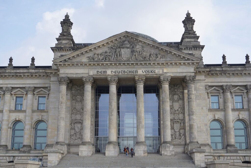 Kriegsdienstverweigerung: Artikel 4 Absatz 3 Grundgesetz verständlich erklärt